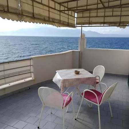 Riva - 10 M From Sea Apartment