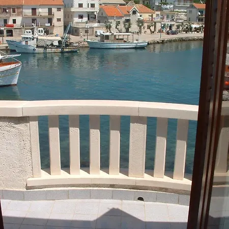 Riva - 10 M From Sea Apartman *
